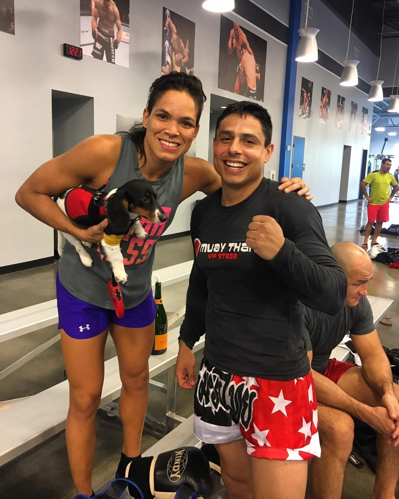 Anderson Hickman ao lado de alunos com luvas de treino