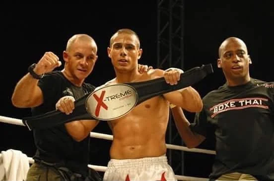 Registro de arquivo de Anderson Hickman ao lado de outros lutadores em um ringue