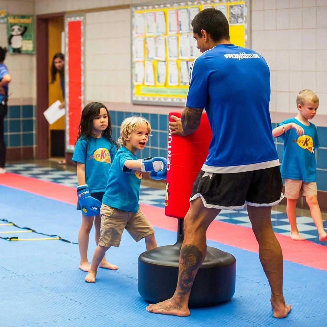 Aula infantil com uso de aparador de chutes