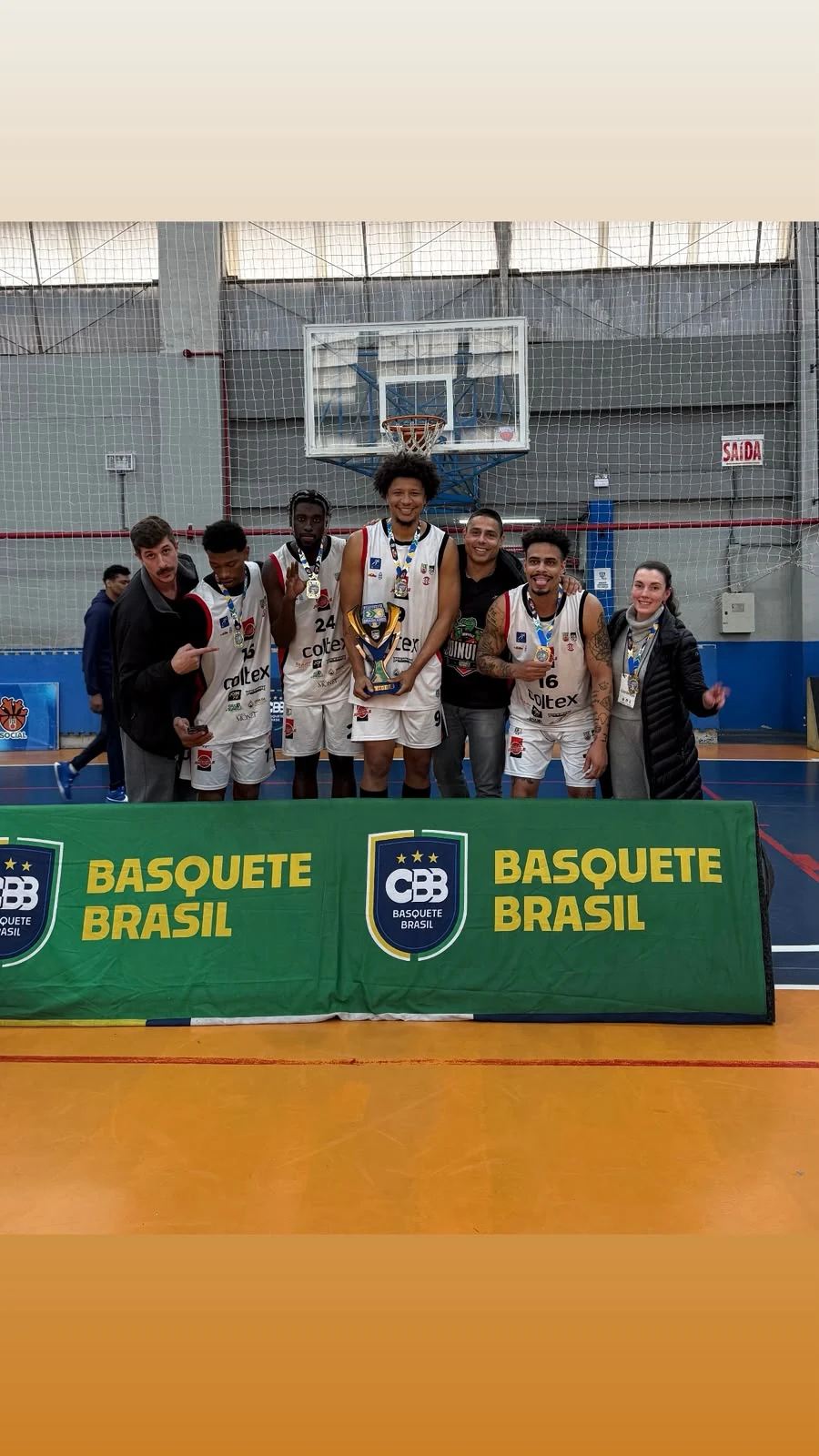 Registro de partida de basquete em quadra oficial