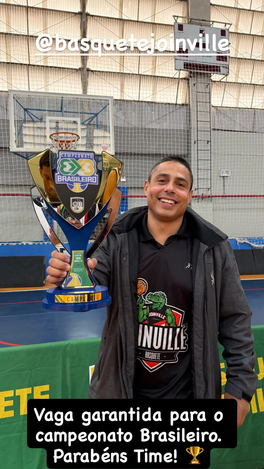 Registro de premiação com troféu em campeonato de basquete