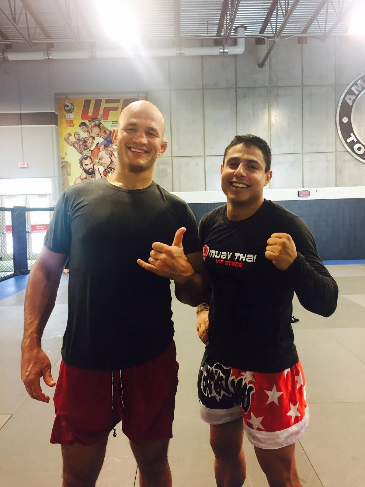 Anderson Hickman ao lado de outro lutador nos bastidores de um treino