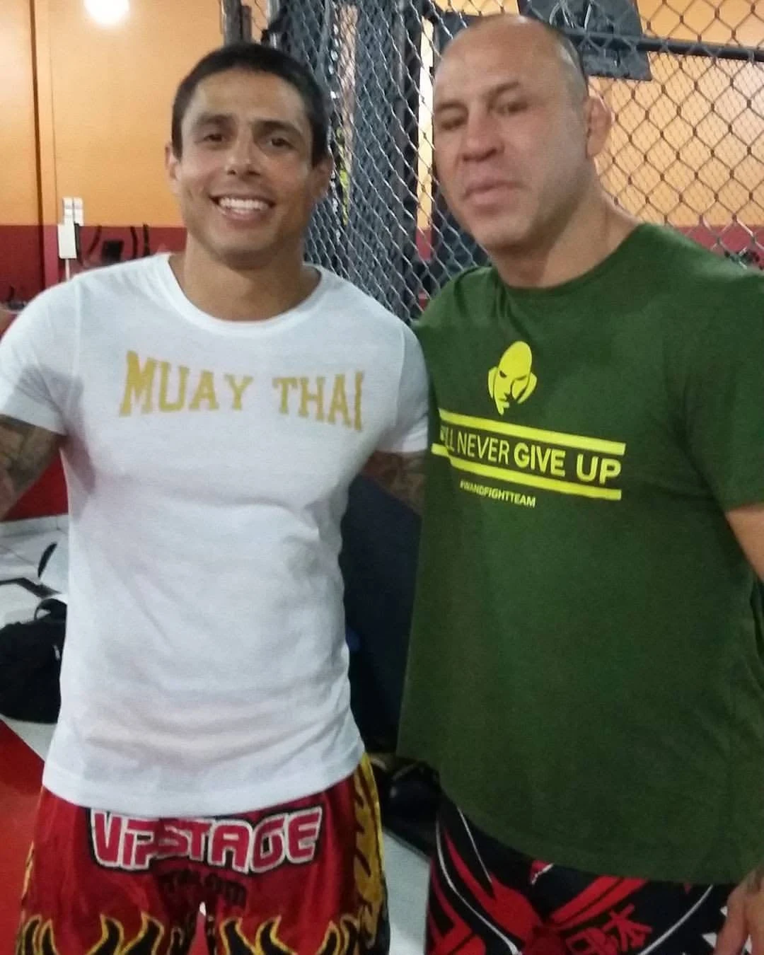 Anderson Hickman ao lado de outro atleta em bastidores de Muay Thai