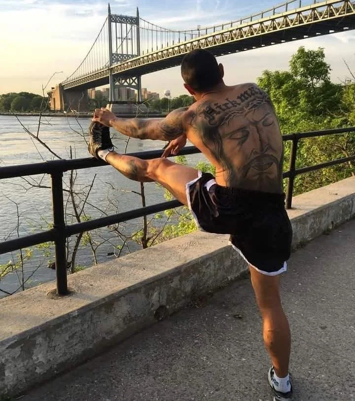 Chute alto executado em treino externo à beira do rio, sob a ponte