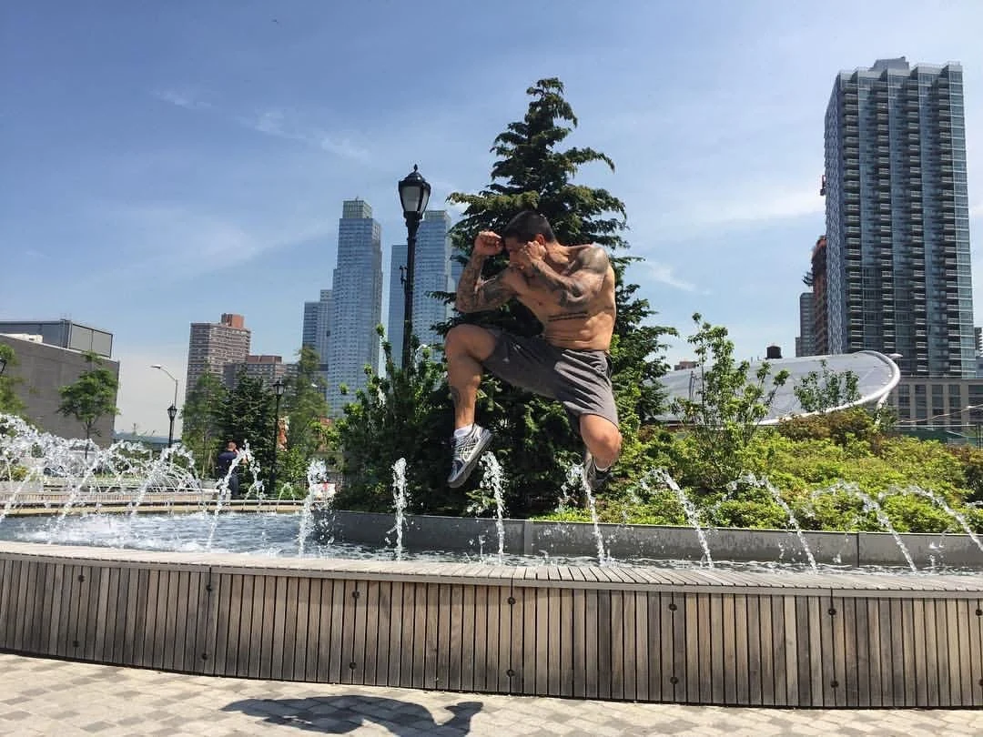 Chute alto executado em praça urbana com prédios ao fundo