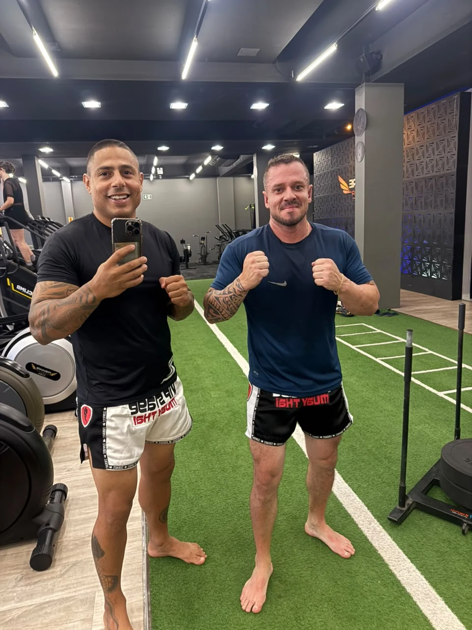 Anderson Hickman ao lado de aluno na área de treino funcional