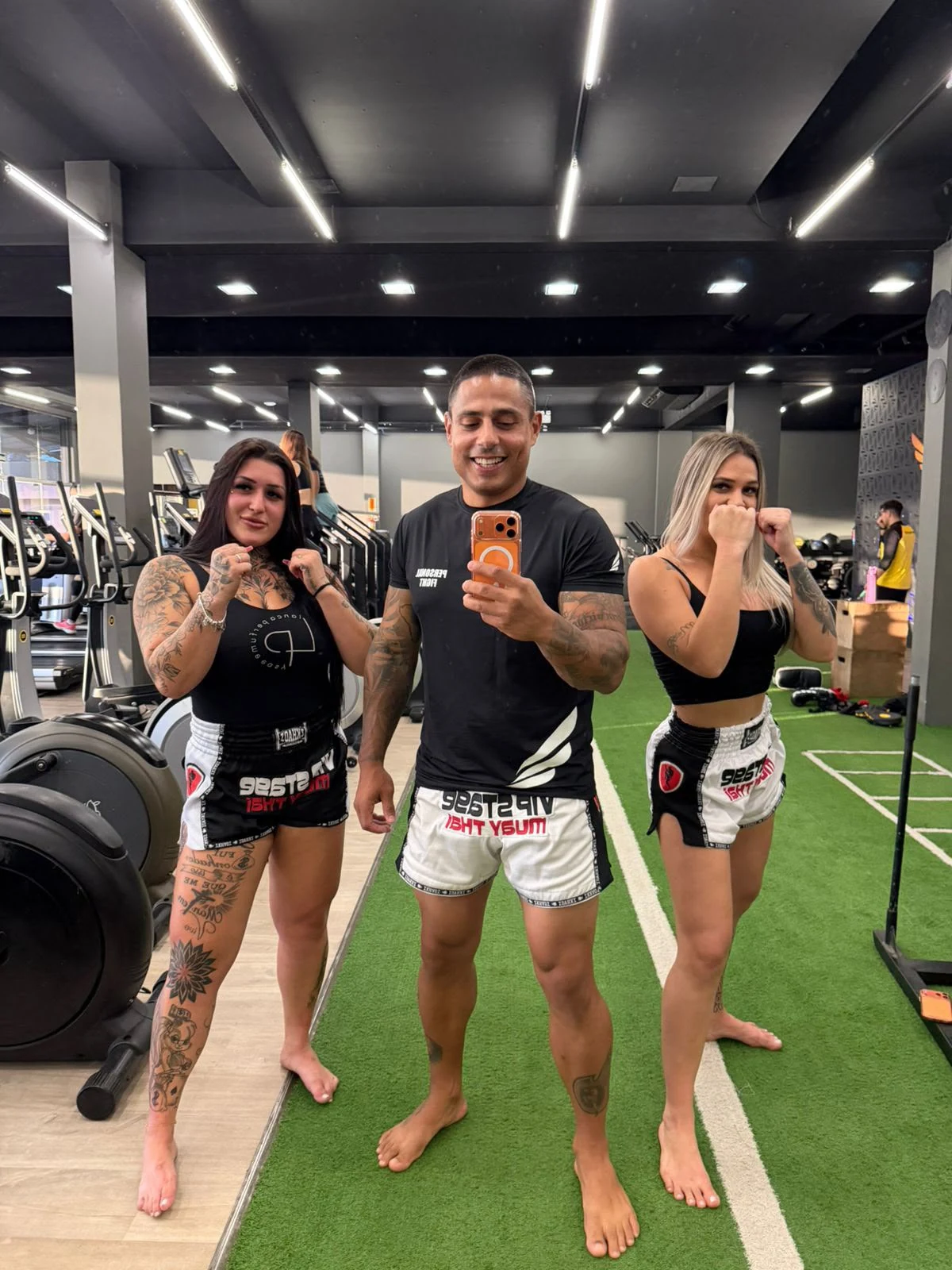 Anderson Hickman acompanhando duas alunas na área de treino