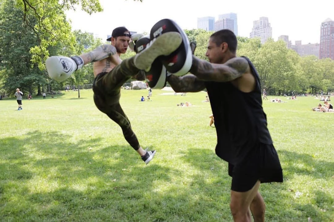 Chute alto contra aparadores durante treino ao ar livre em parque