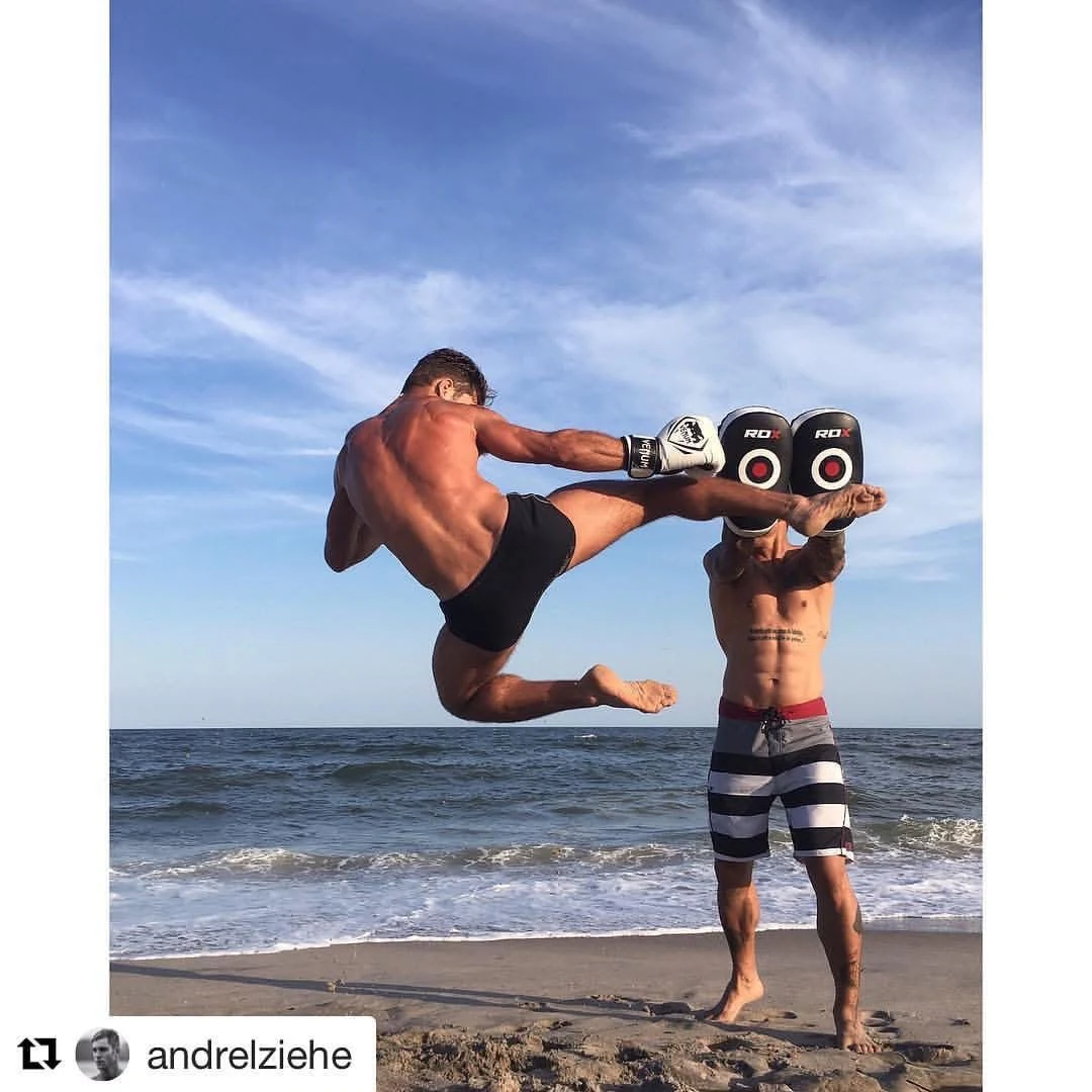 Treino de chutes com aparadores realizado na praia