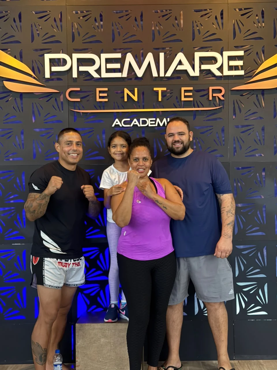 Anderson Hickman com alunos diante do painel da Premiare Center