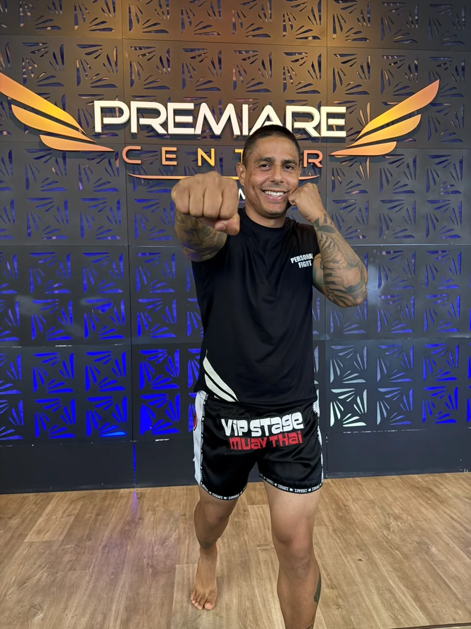 Anderson Hickman em posição de guarda diante do painel da Premiare Center