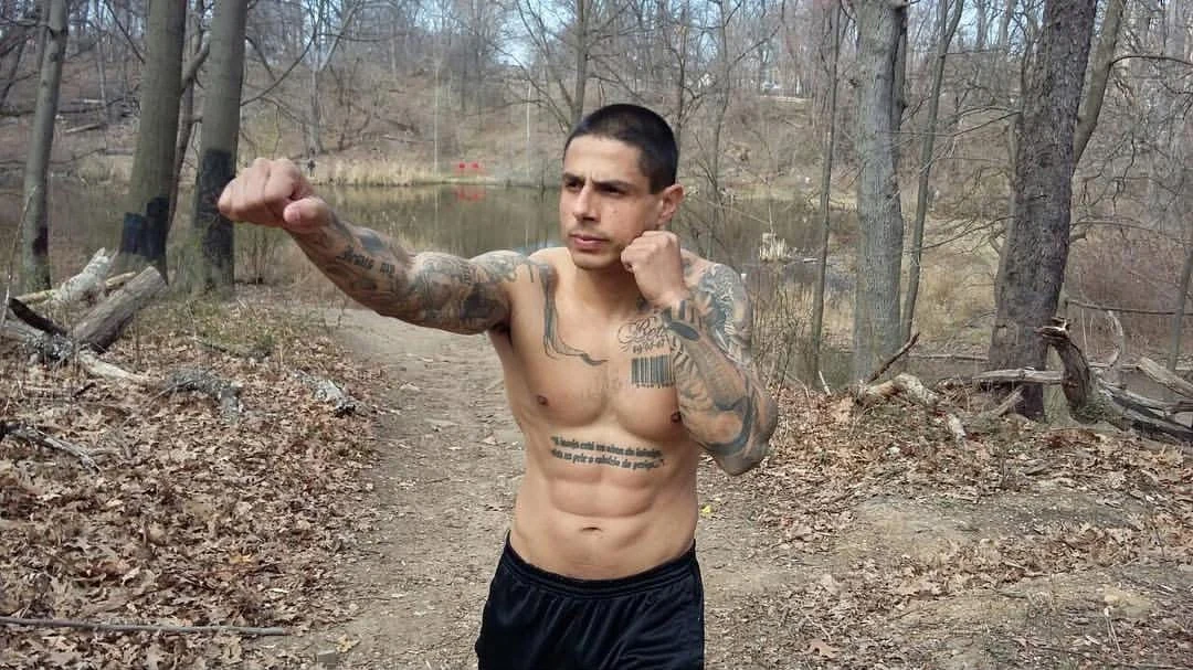 Anderson Hickman em treino de golpes ao ar livre em área de mata